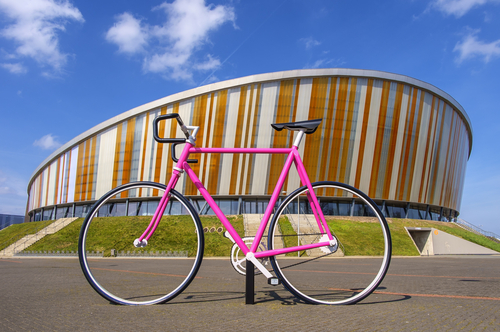 Fahrrad und Fußball: das Radfahrerland Holland hat bewiesen, dass das prima zusammengeht. Seit dem Start des Giro ziert ein rosafarbenes Fahrrad das Stadion in Appeldoorn. Bild: Hollandfoto.net/Shutterstock.com