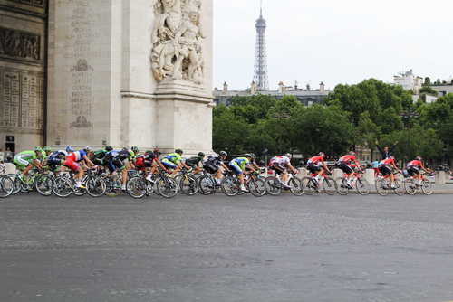 Am Ende der Tour de France umkreisen die Radprofis immer den Arc de Triomph. Bild: YunaWay/Shutterstock.com