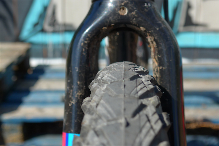 Auch in der Gabel sollte genug Platz für die breiteren 27,5-Zoll Reifen sein – hier der Marathon Cross in 44 mm. Bild: Gathmann
