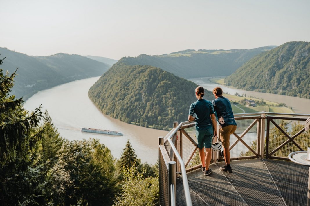 Gross RadfahrerAnDerSchloegenerSchlingeHaibach11©WGDDonauOberoesterreichTourismusGmbHCMVisuals