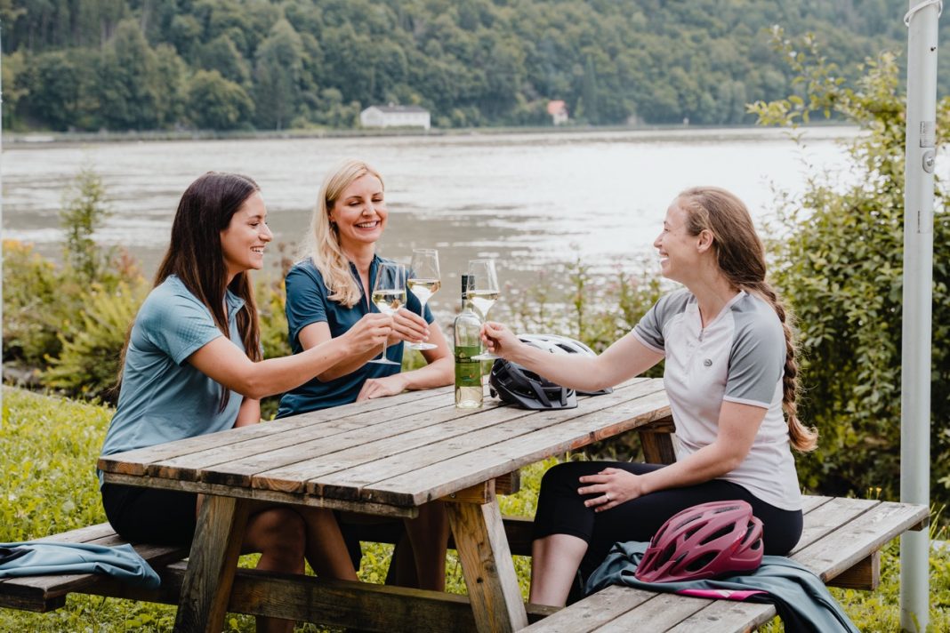 Gross RadfahrerinnenInDerDonautalerMostkellereiObermuehlAnDerDonau07©WGDDonauOberoesterreichTourismusGmbHCMVisuals2