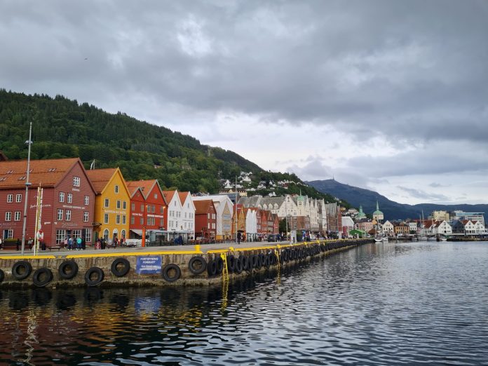 Groß (Bergen - Bryggen am Abend)