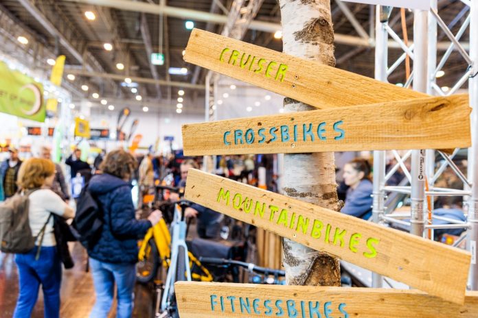 Groß (24RC218HIex) Die Reise + Camping und die einen Tag später startende Fahrrad Essen entführen die Messegäste in die faszinierende Welt des Campens, Reisens und Radfahrens.