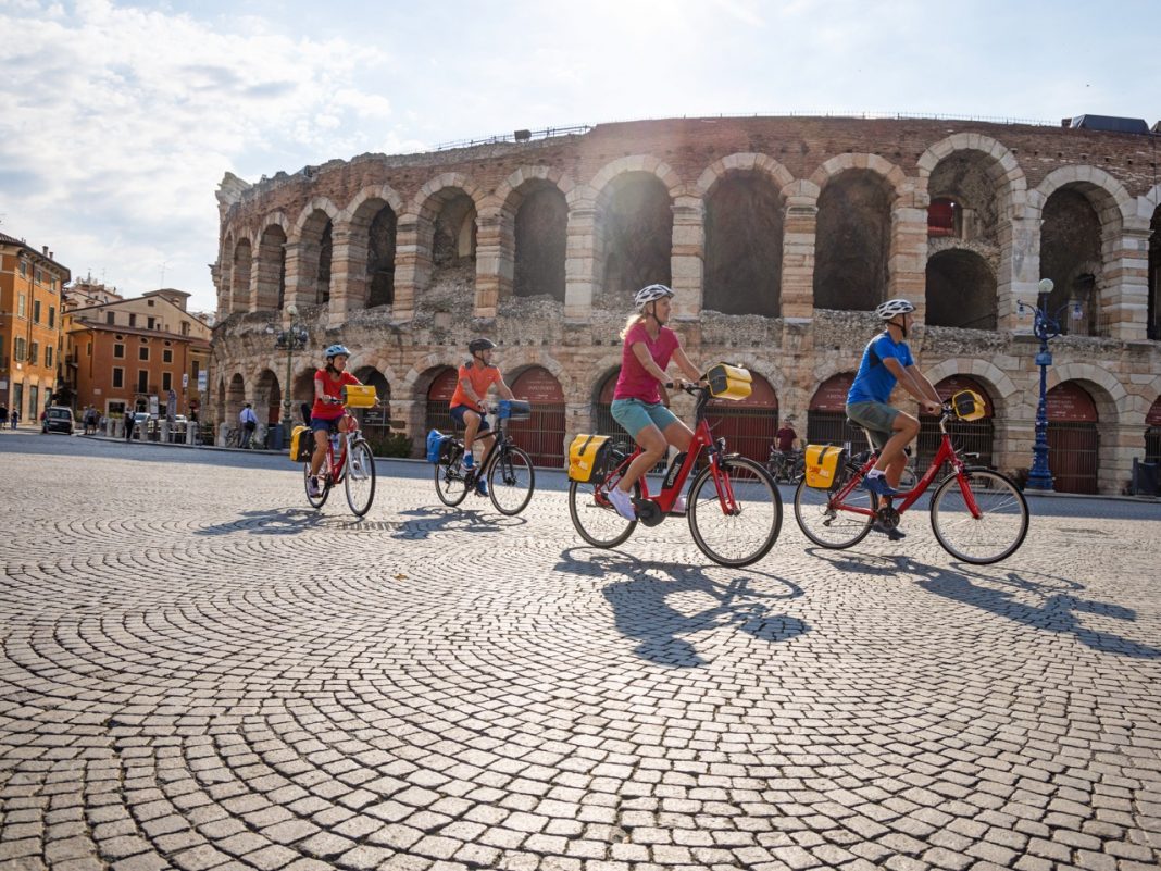 innsbruck-verona-arena-verona-radfahrer