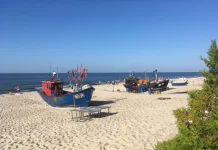 Radtour Stettiner Haff – Usedom, Polen und die Ostsee entdecken Fischerboote am Strand von Misdroy an der polnischen Ostseeküste