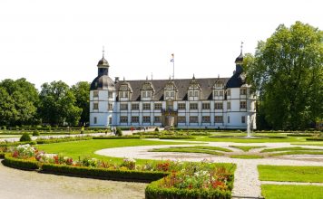 Gross Schloss Neuhaus von der Parkseite